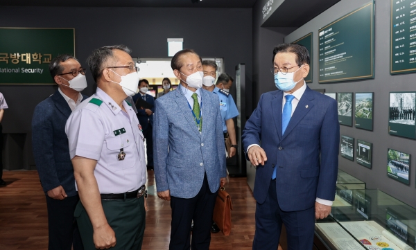 계룡시-국방대 현안업무 논의 (김종철 총장(좌)과 최홍묵 시장(우)이 국방대 역사관을 둘러보고 있다)