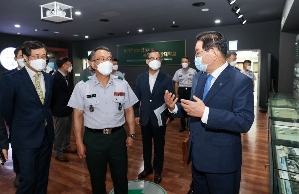 . 계룡시-국방대 현안업무 논의 (김종철 총장(가운데)과 최홍묵 시장(우)이 국방대 역사관을 둘러보고 있다)