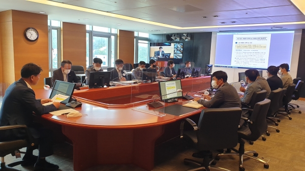 여름철을 앞두고 전력수급 점검 화상회의를 개최하고 있는 최용범 기술안전본부 부사장(왼쪽 첫 번째)