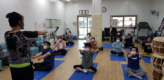 충남시각장애인협회 아산지회 요가 수업 진행 사진