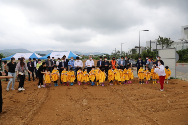 코스모스 씨뿌리기 행사 모습