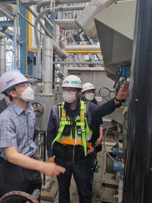 지난 17일 태안 IGCC 현장설명회에 참석한 기업인들을 대상으로 외산 제어계측기를 설명하고 있는 모습