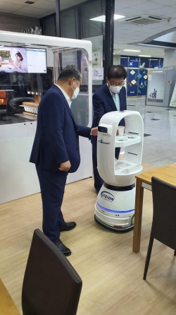 사진설명(왼쪽): 한밭대 스마트 무인로봇카페 테스트베드 시연