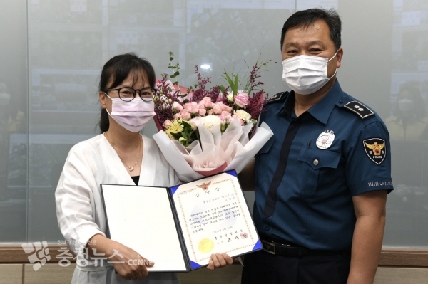 왼쪽부터 모경숙 관제원, 장형훈 홍성경찰서 생활안전과장