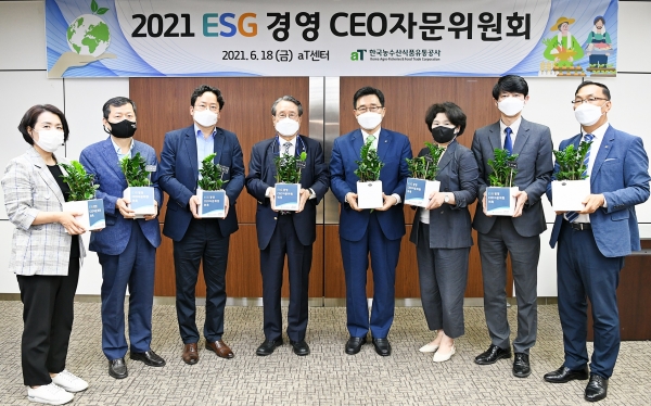 ESG경영 자문위원회 위촉식 * 한국농수산식품유통공사 김춘진 사장(오른쪽 네번째), 국제로타리 3650지구 유장희 총재(왼쪽 네번째), 여성신문 김효선 대표이사(오른쪽 세번째), 한국사회복지협의회 우용호 소장(왼쪽 세번째), 로이드인증원 김달 실장(오른쪽 두번째), 유엔거버넌스센터 심보균 원장(왼쪽 두 번째), 한국농수산식품유통공사 신현곤 부사장(오른쪽 첫번째), 한국소비자단체협의회 이정수 사무총장(왼쪽 첫번째)