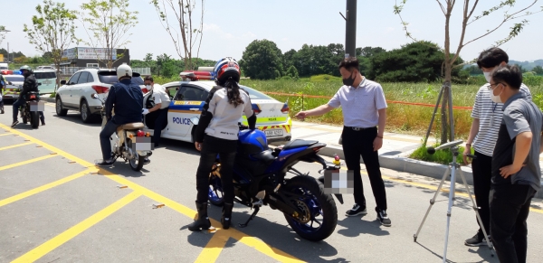 지난 18일 천안시와 충남지방경찰청, 동남·서북경찰서, 교통안전공단이 합동으로 청당동 엘지로에서 오토바이 소음 단속 실시