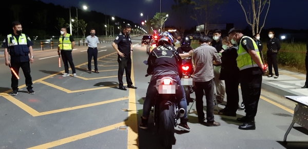 지난 18일 천안시와 충남지방경찰청, 동남·서북경찰서, 교통안전공단이 합동으로 청당동 엘지로에서 오토바이 소음 단속 실시