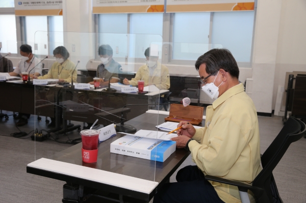 지난 17일 군청 대회의실에서 노박래 군수가 주재하는 ‘빈집 실태조사 결과 보고회' 개최 모습