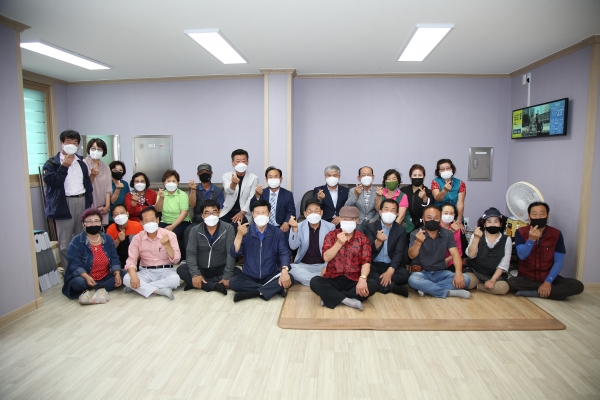 문정우 금산군수가 소파를 전달하고 주민들과 기념사진을 찍고 있다.