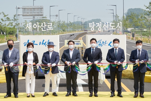 21일 배방읍 장재리와 탕정면 동산리 구간을 잇는 새아산로(도시계획도로 대로 2-1호선) 개통식 모습