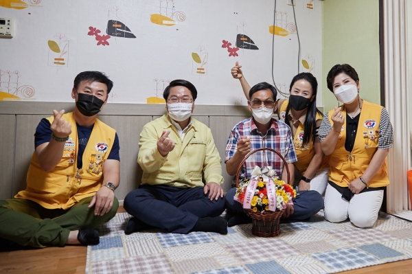 오세현 시장 독거 어르신 생신 축하 가정 방문 기념사진