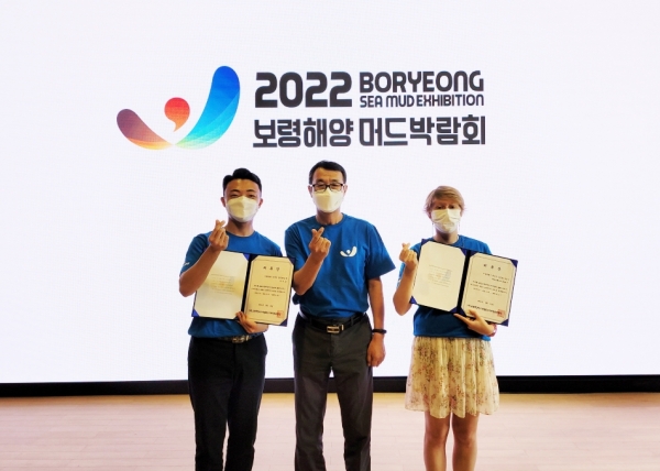 박지호 씨(왼쪽)와 마리(MARIE.오른쪽) 씨가 위촉장을 수상한 후 기념촬영을 하고 있다.