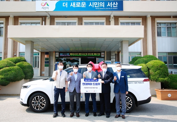 22일 시청 현관 앞에서 열린 현대위아(주) 차량 기증식 모습