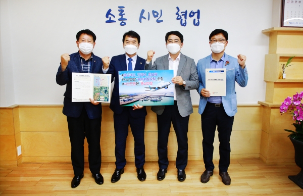 (좌부터 장승재 도의원, 문진석 국회의원, 맹정호 서산시장, 맹붕재 보좌관)