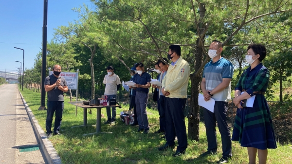 평가회 당일 참석자들이 실증시험 재배 중인 감자 품종의 특성을 비교하고 있는 사진