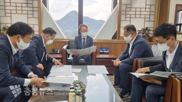 황선봉 군수가 김사열 국가균형발전위원장을 만나 삽교역사 신설 및 수도권 공공기관 이전 유치를 건의하는 모습