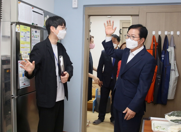 목련어린이집을 방문한 장종태 서구청장 모습