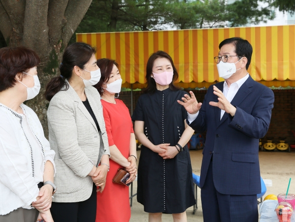 목련어린이집을 방문한 장종태 서구청장 모습