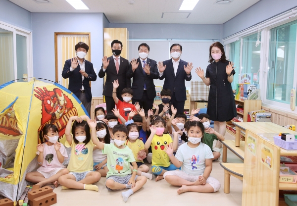 목련어린이집을 방문한 장종태 서구청장 모습