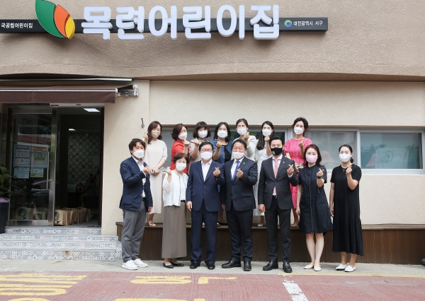 목련어린이집을 방문한 장종태 서구청장 모습