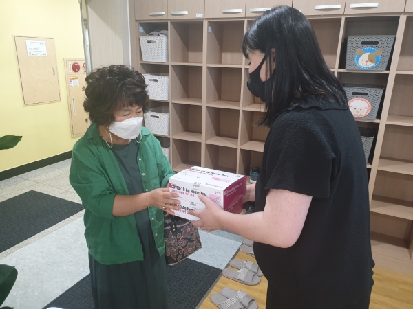 어린이집 및 지역아동센터 자가진단키트 배부 모습