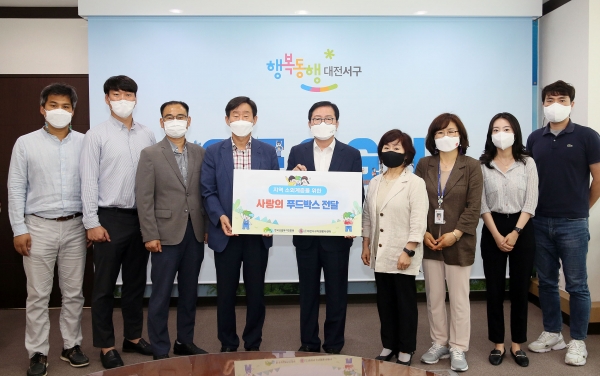 이창재(좌측 네 번째) 한국산림복지진흥원장과 장종태(가운데) 대전 서구청장 겸 대전서구자원봉사센터 이사장이 22일 대전 서구청에서 지역 소외계층을 위한 사랑의 푸드박스를 전달식을 진행하며 관계자들과 기념촬영을 하고 있다