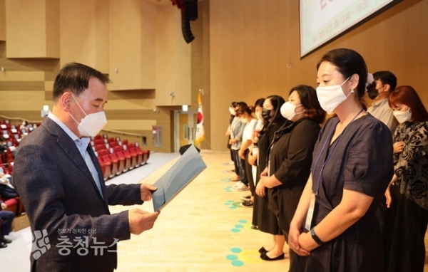 김지철 충남교육감이 환경교육지원단 출범식에서 위촉장을 수여하고 있다