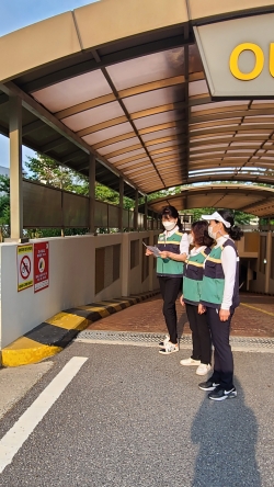 지난 22일 석남동 한성필하우스아파트에서 비상대피시설 안내표지판을 점검하는 모습