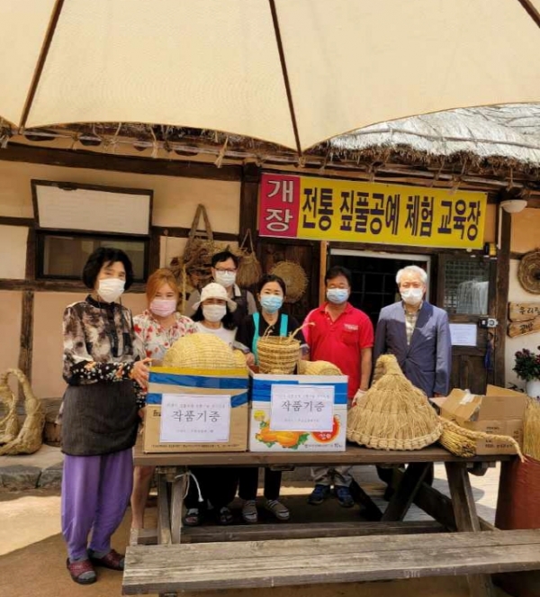 짚풀공예 작품 기증 기념사진