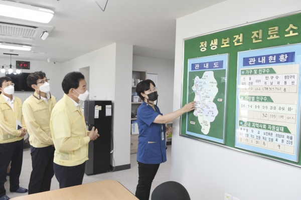 23일 정생보건진료소 업무 개시에 앞서 전반적인 운영에 대한 설명을 듣고 있는 박용갑 중구청장