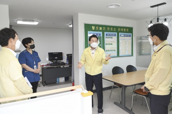 박용갑 중구청장은 23일 정생보건진료소에서 지역주민에게 양질의 보건의료서비스를 제공할 것을 당부했다.