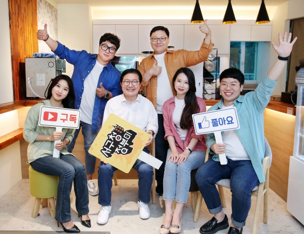 ‘서구청 정부미' 시즌 2를 오픈한 가운데 장종태 서구청장과 새롭게 선발된 공무원 유튜버 ‘잭슨 5’가 서구 청년창업카페 ‘카페오름’에서 포즈를 취하고 있다.