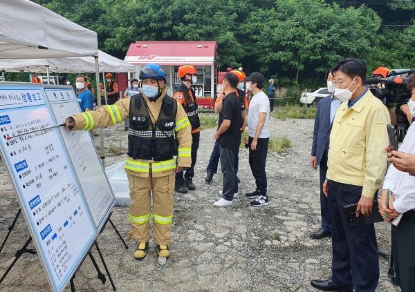 전만권 천안부시장, 두정공단 내 화재현장 점검 모습