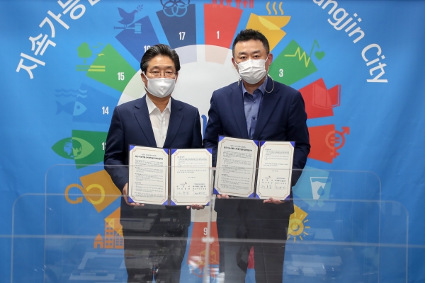 와이케이스틸(주)과 시청 목민홀에서 지역 농산물 소비촉진을 위한 업무협약 체결식 모습