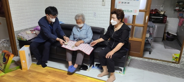 이종택 복지문화국장 간부공무원 찾아가는 복지상담 실시. (왼쪽부터)복지문화국장, 가정방문 대상자, 송현순 탕정면 행복키움추진단장