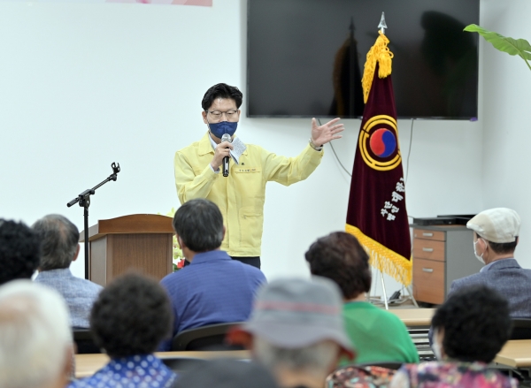 이인면 노인대학 입학식에서 인사말 하는 김정섭 시장