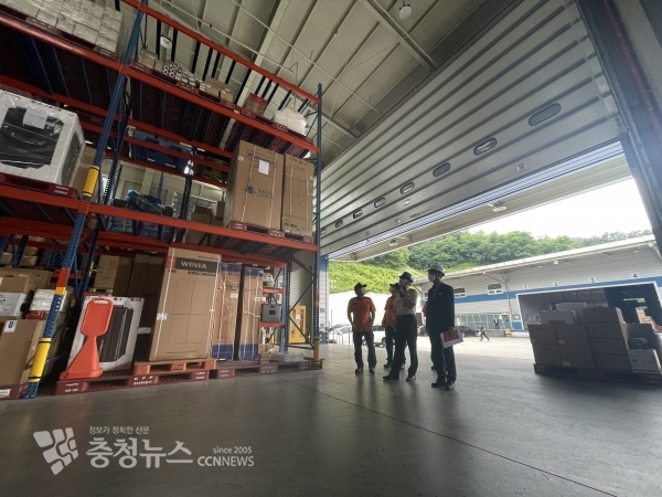 23일 롯데하이마트(주) 서부물류센터를 방문해 관계자에게 안전 컨설팅을 진행하고 있는 류석윤 공주소방서장