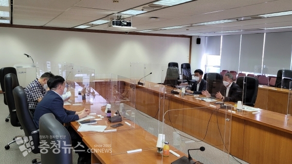 이용붕 부군수(오른쪽 첫번째)가 산업통상자원부 산하 연구개발 분야 공공기관을 찾아 예산군으로의 이전을 건의하는 모습