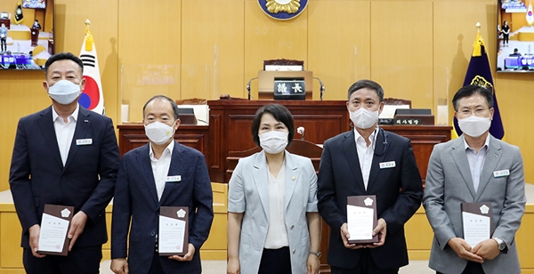 24일 제2차 본회의 시작에 앞서 이연희 의장(가운데)은 행정사무감사 우수부서 표창식을 진행했다.(행정사무감사 우수부서 △안전총괄과-코로나19 감염병 적극 대처 △민원봉사과-소규모 생활불편사업 적극 추진 △환경생태과-적극행정으로 집단민원 해소 △농업지원과-효과적인 연구용역 추진으로 외부재원 확보에 기여 등, 왼쪽부터 4개 부서)