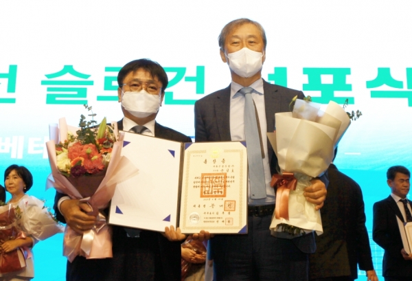 ‘2021건설의 날’ 기념식에서 ‘철탑산업훈장’ 수훈 / 좌 윤길호 계룡건설 부사장, 우 계룡건설 한승구 회장