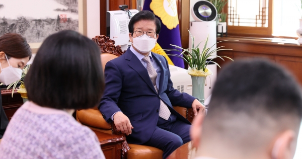 박병석 국회의장은 24일 의장집무실에서 남스라이 에르덴토야 주한 몽골대사의 예방을 받았다.