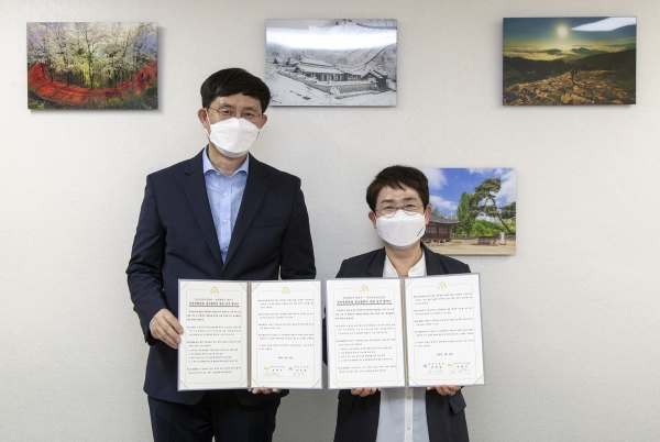 여행홍보매거진 ‘아웃도어글로벌’과 공정.생태관광 홍보협력을 위한 업무협약식 체결 모습