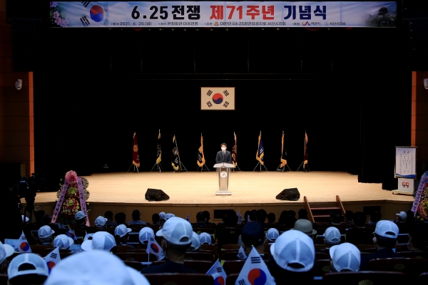 맹정호 서산시장이 25일 서산시문화회관 대공연장에서 열린 6.25전쟁 제71주년 기념식에서 기념사하는 모습