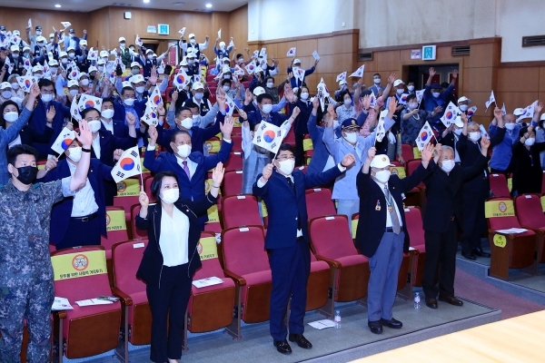 맹정호 서산시장이 25일 서산시문화회관 대공연장에서 열린 6.25전쟁 제71주년 기념식에서 만세삼창하는 모습
