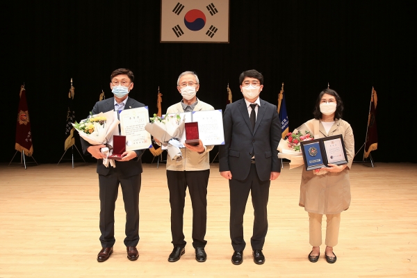 6.25 참전 무공을 세운 故강형돈 참전용사 유족에게 금성,은성화랑무공 훈장과 훈장증을 전달하는 모습