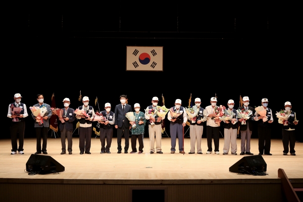 모범보훈가족에게 표창패를 전달하는 모습