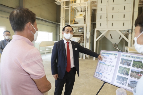 황금들녘 영농조합법인을 방문한 박상돈 시장