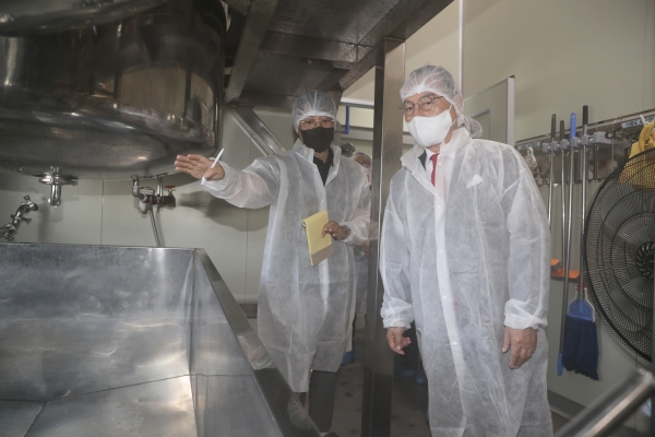 능수식품 팥 앙금 가공장을 방문한 박상돈 시장 모습