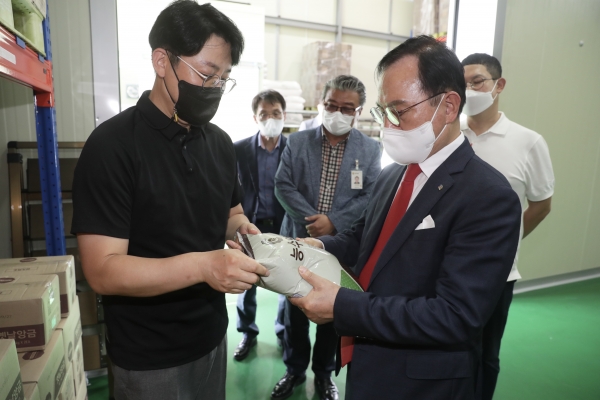 능수식품 팥 앙금 가공장을 방문한 박상돈 시장 모습