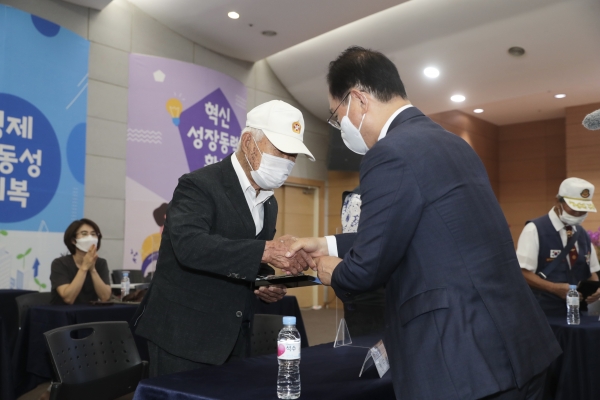 박상돈 천안시장이 25일 6.25전쟁 제71주년을 맞아 모범 참전용사와 보훈가족에게 표창패를 수여하고 있다.